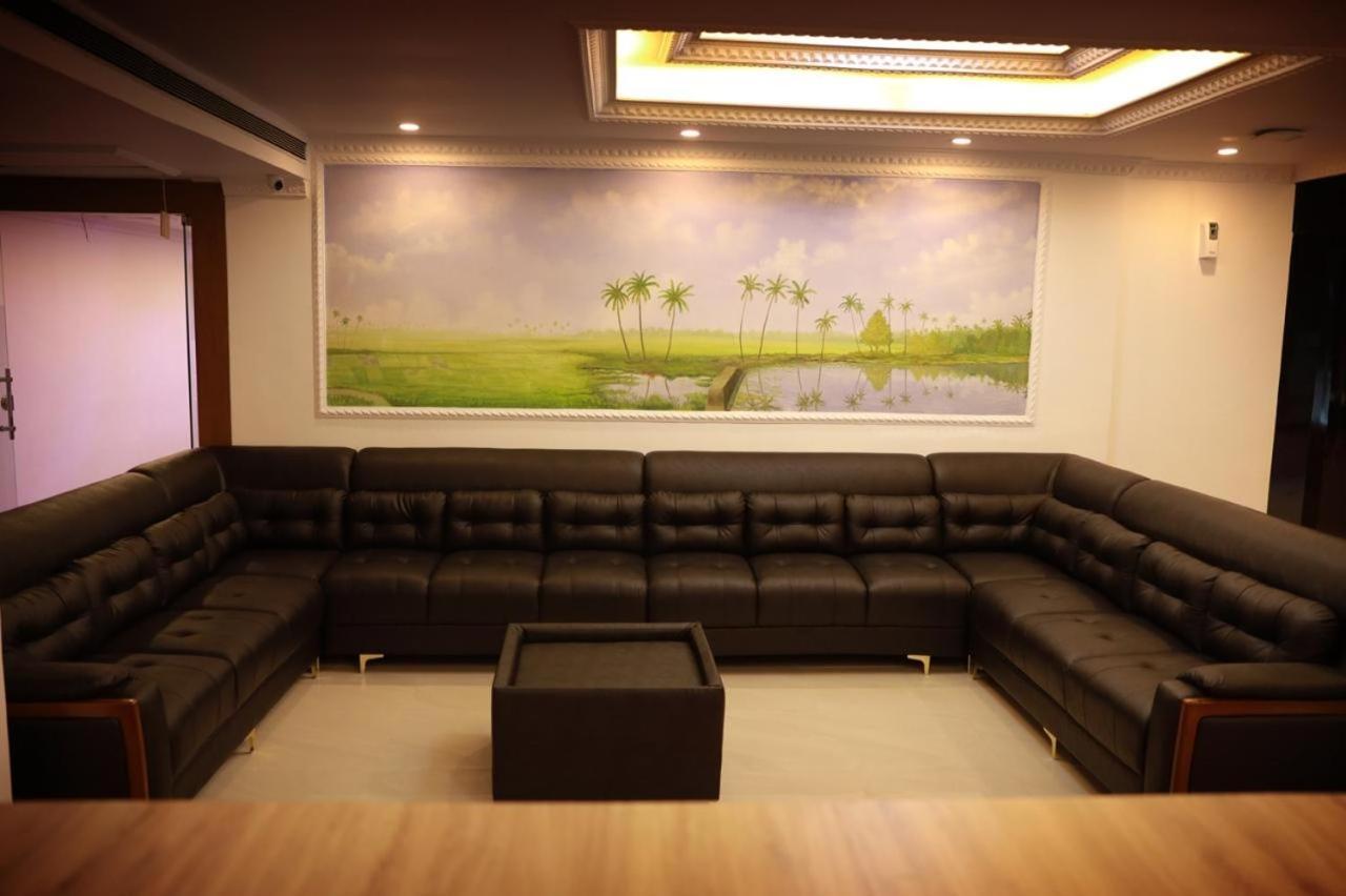 Pearl Residency Hotel Ayoor Buitenkant foto