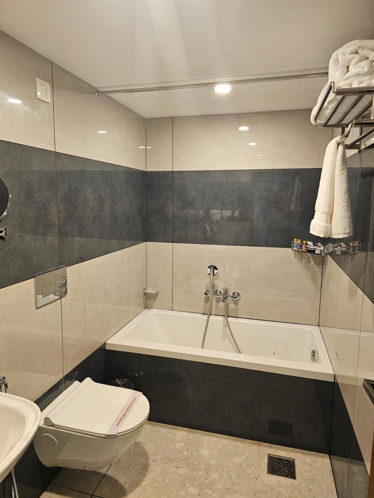 Pearl Residency Hotel Ayoor Buitenkant foto