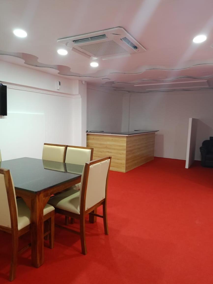 Pearl Residency Hotel Ayoor Buitenkant foto